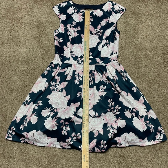 EMERALD SUNDAE FLORAL DRESS WITH KEYHOLE BACK. SIZE MEDIUM. LIKE NEW. - Picture 7 of 11